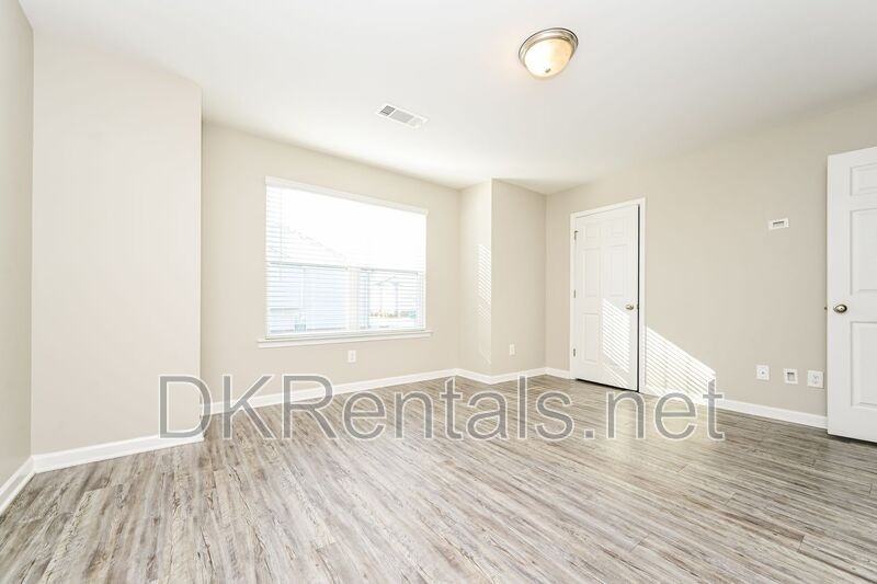 402 Whippet St - Photo 7 of 15