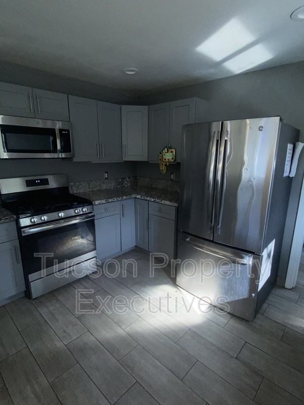 1421 E Drachman St - Photo 4 of 24