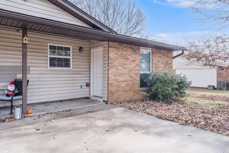 2316 N Raven Ln - Photo 2 of 15