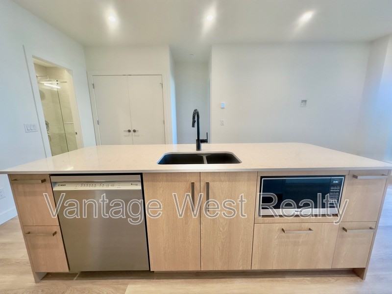 3200 Lakeshore Rd - Photo 3 of 46