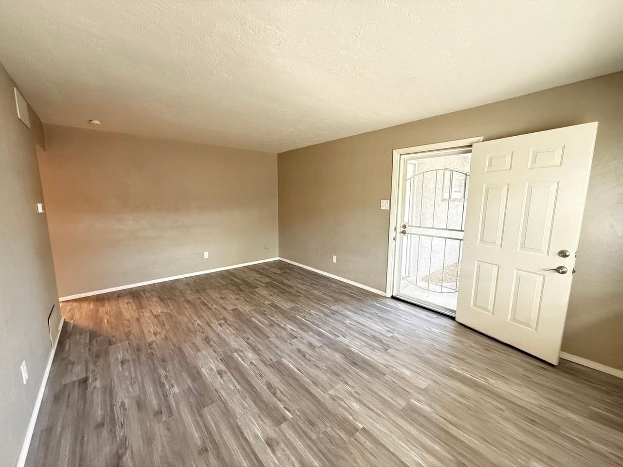 10218 Candelaria Rd Ne - Photo 2 of 15