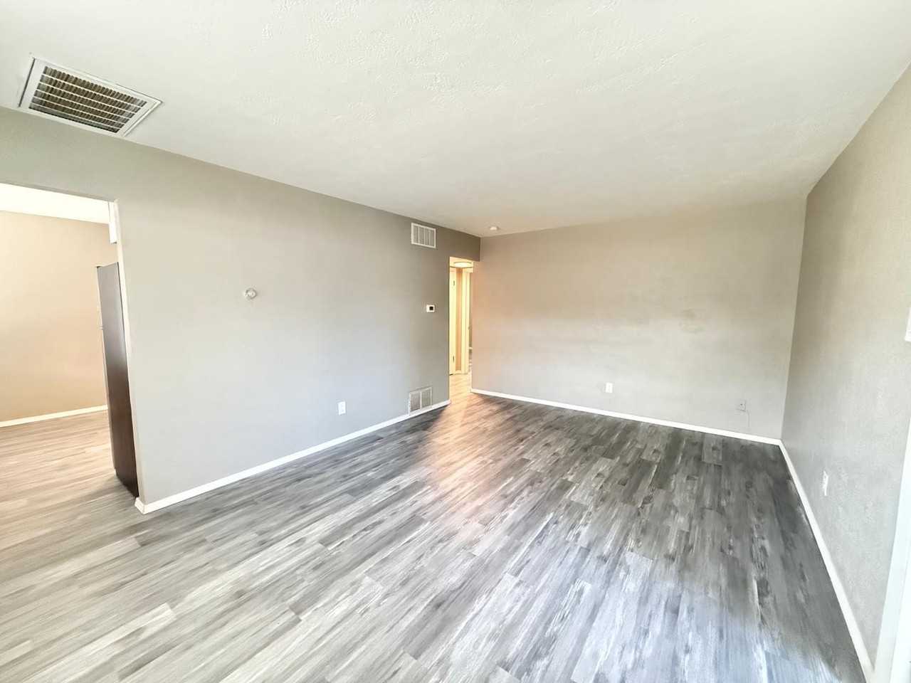 10218 Candelaria Rd Ne - Photo 3 of 15