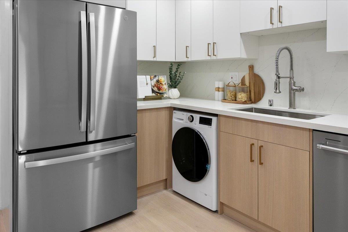 762 University Ave - Photo 2 of 7