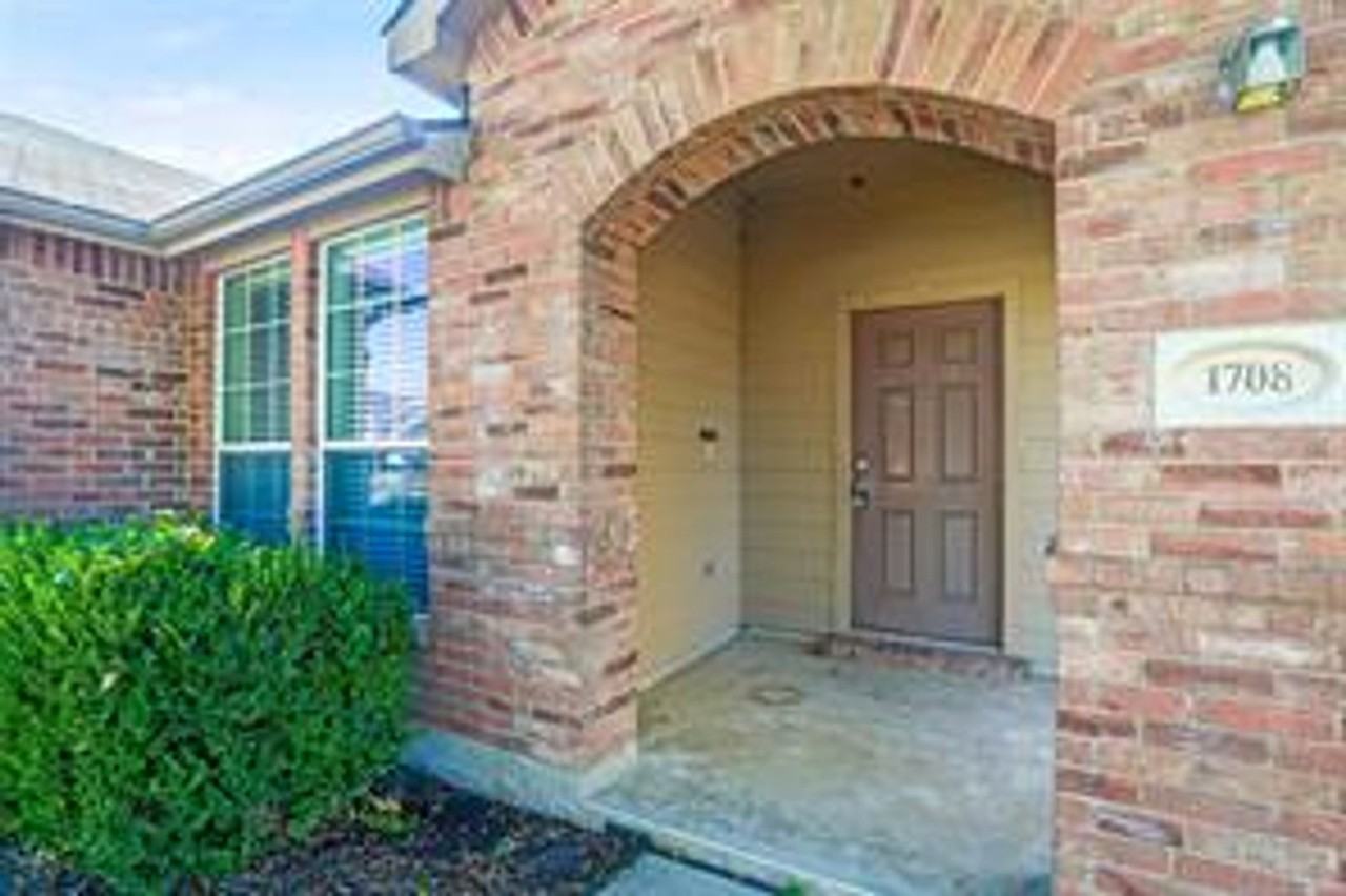 1708 Heron Dr - Photo 2 of 21