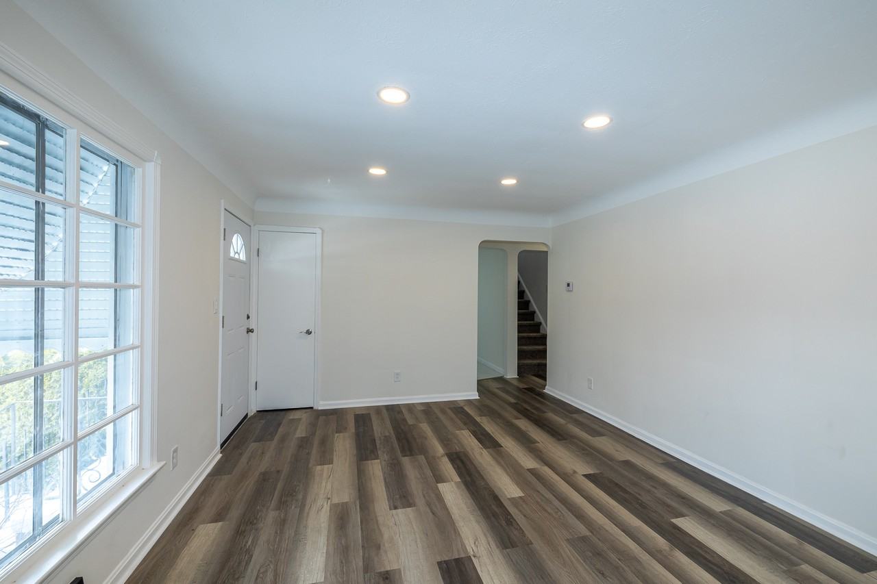 4417 W 51st St - Photo 7 of 32