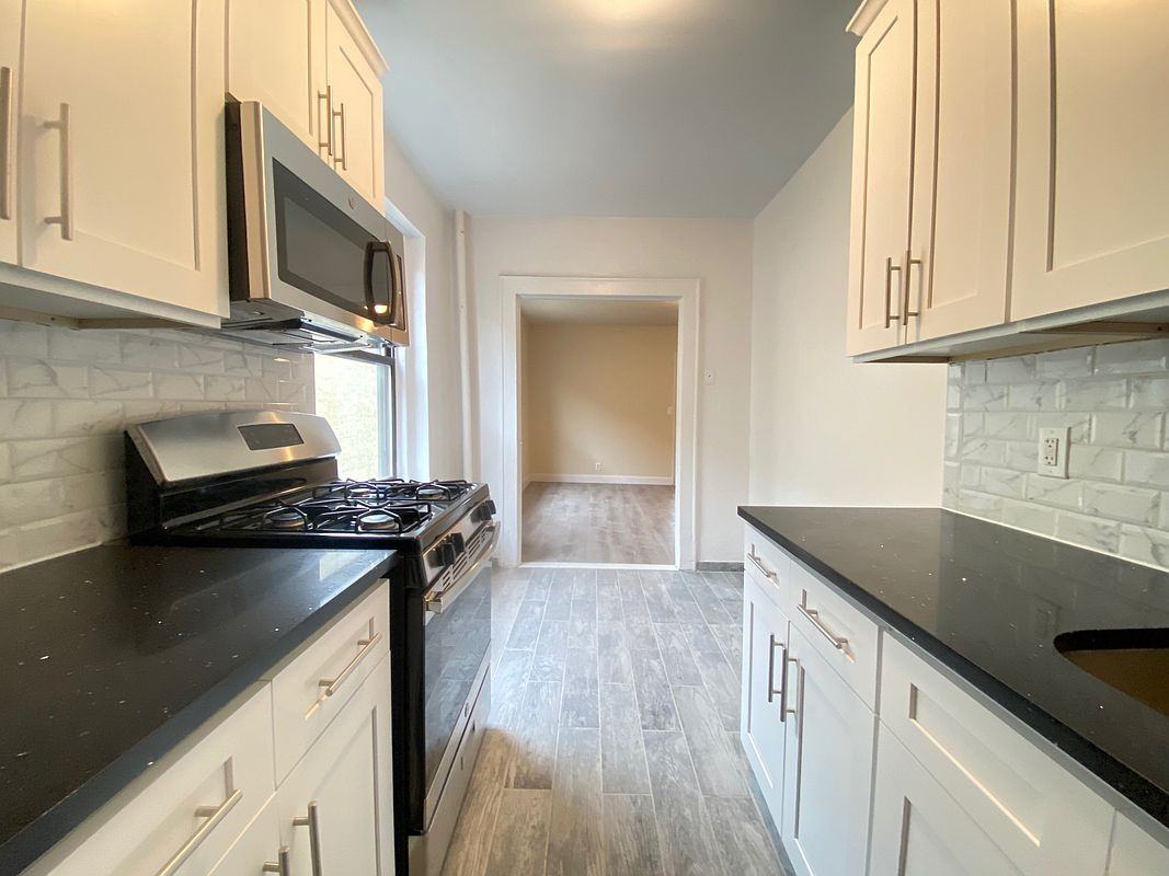 581 Academy St - Photo 3 of 6