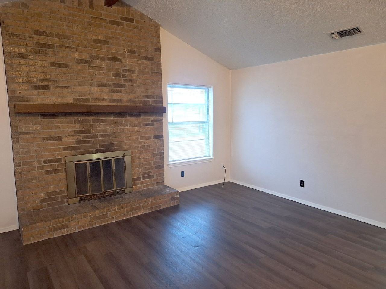 7045 Crosstimbers Ln - Photo 4 of 19