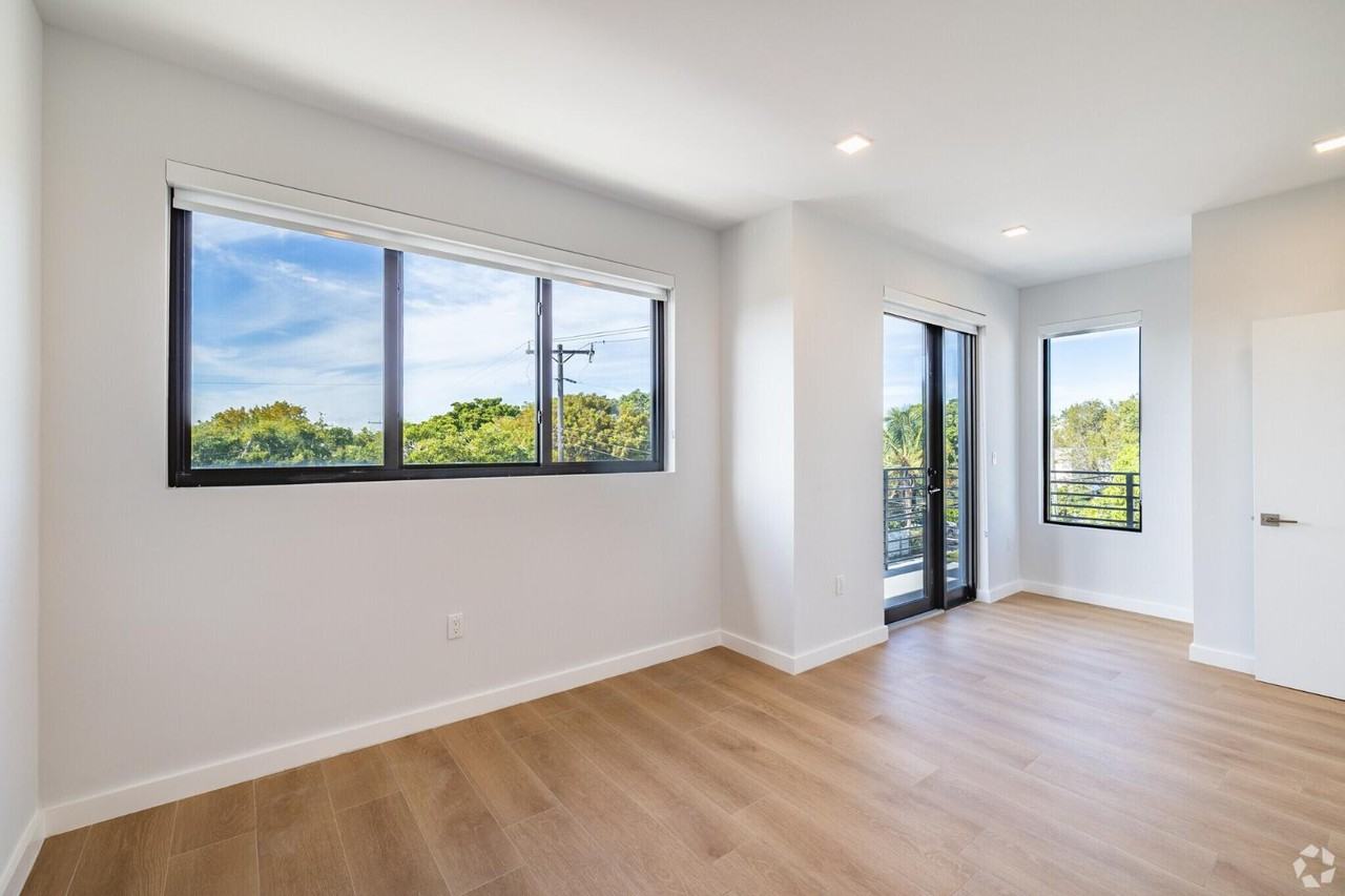 1376 SW 4th St - Photo 6 of 10