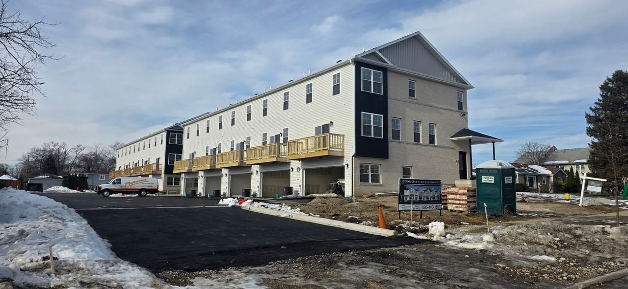 3 Bedroom 2.5 Bathroom Townhouse - Photo 2 of 30