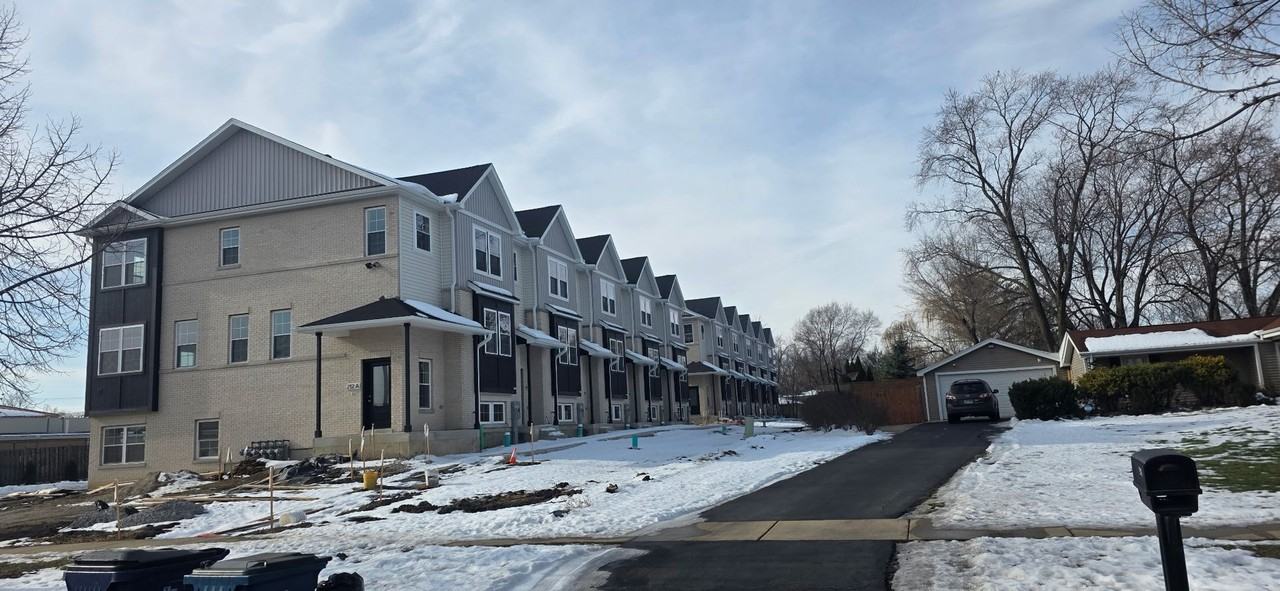 3 Bedroom 2.5 Bathroom Townhouse - Photo 3 of 30