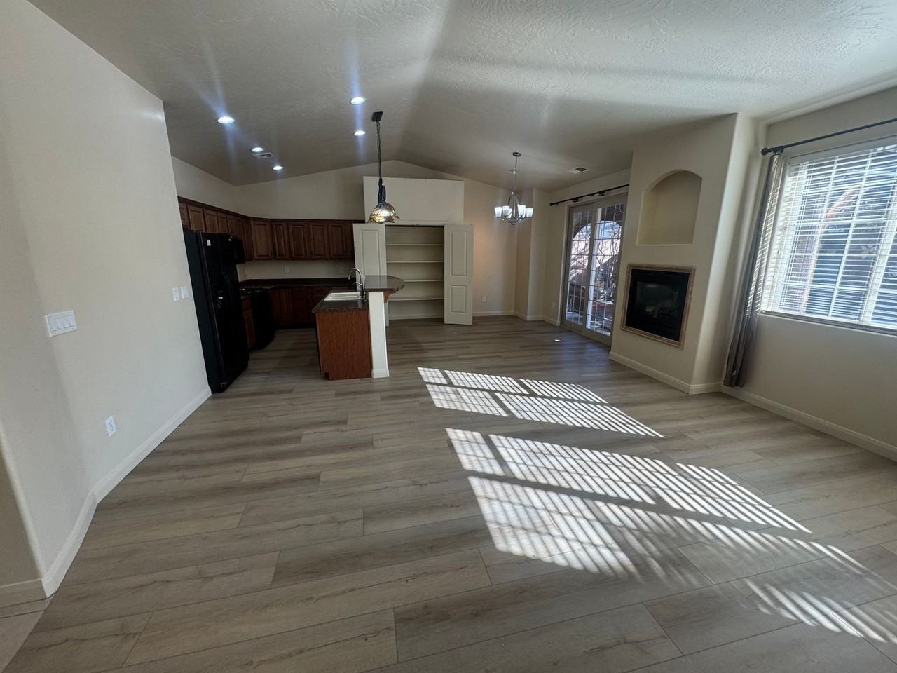 382 E Munich Dr - Photo 6 of 18