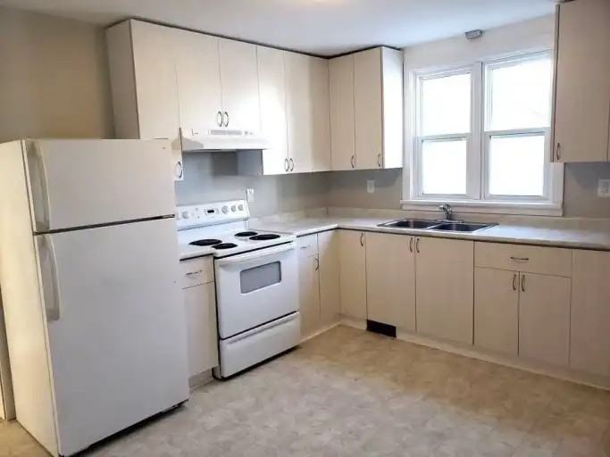 882 Bannatyne Ave #2 - Photo 4 of 6