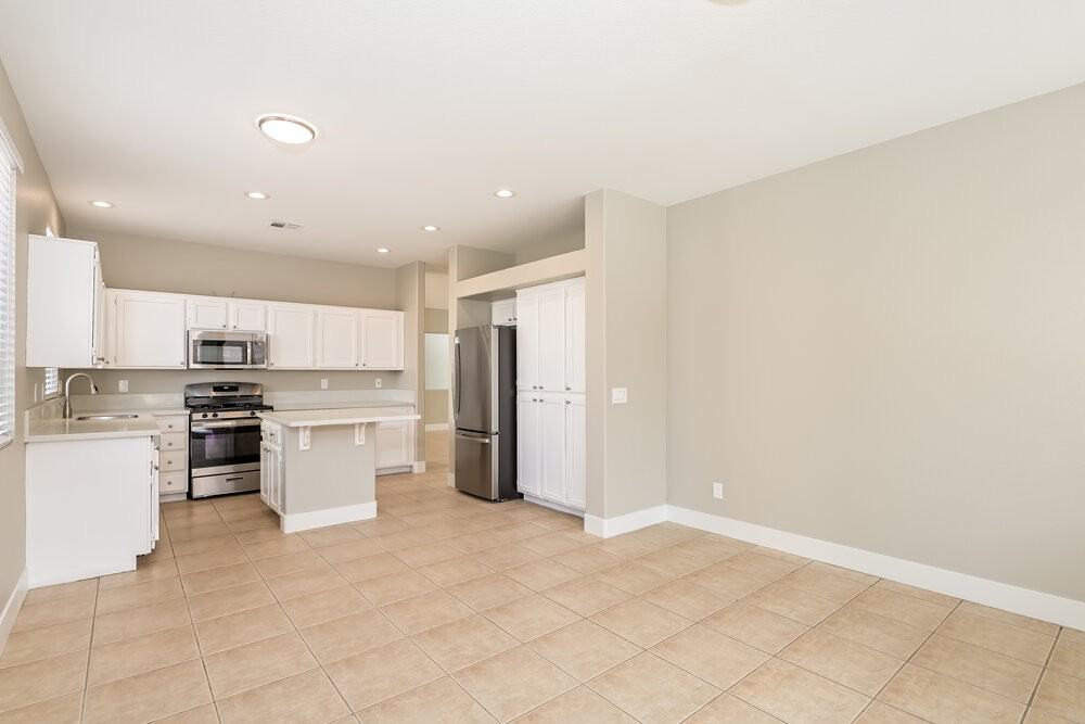 9185 Drifting Bay St - Photo 5 of 16