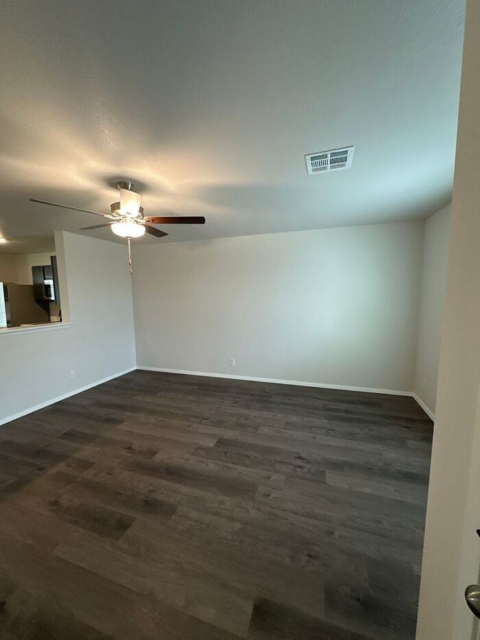 201 E Will Rogers Blvd - Photo 6 of 18