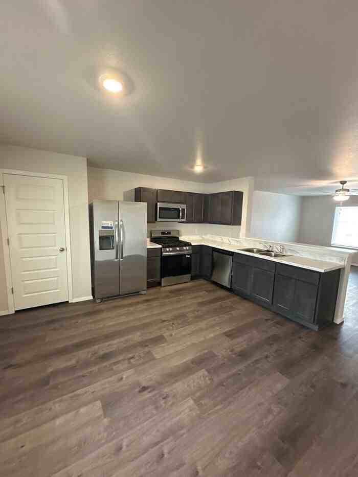 201 E Will Rogers Blvd - Photo 7 of 18