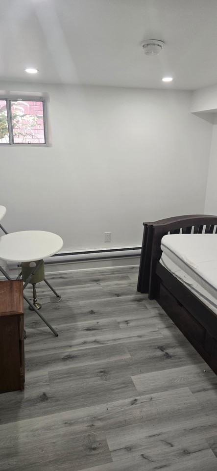 450 Glenlake Ave - Photo 5 of 8