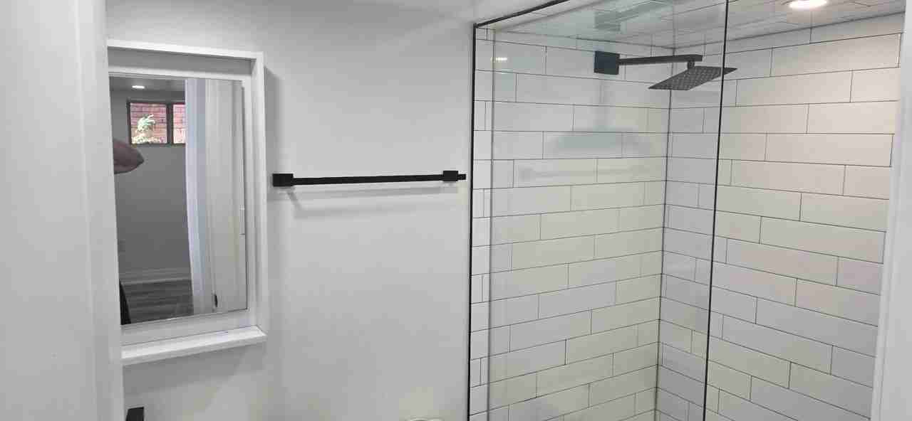 450 Glenlake Ave - Photo 6 of 8