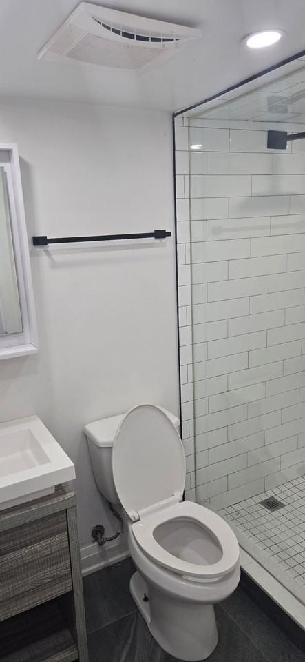 450 Glenlake Ave - Photo 7 of 8