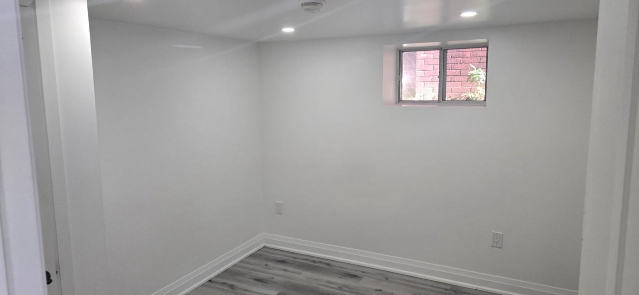 450 Glenlake Ave - Photo 4 of 8