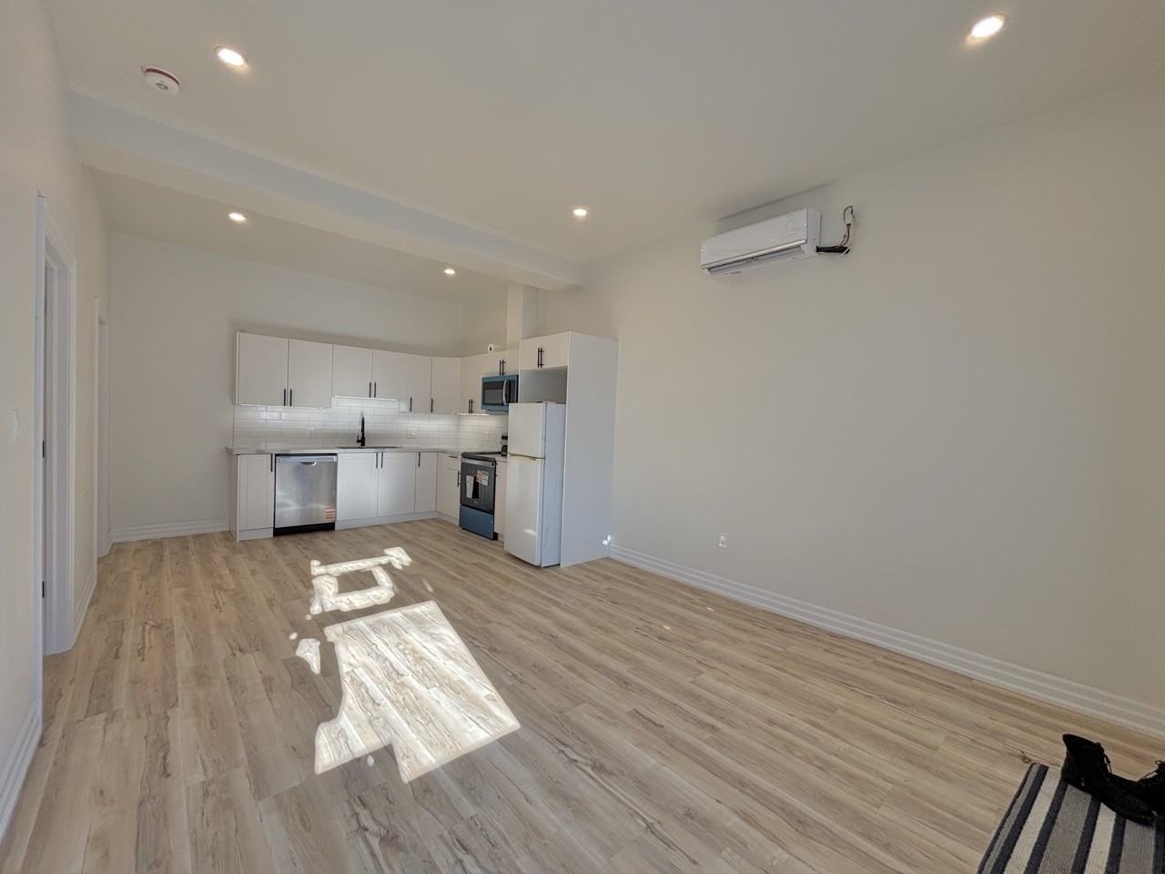 27 Queenston Street - Photo 4 of 13