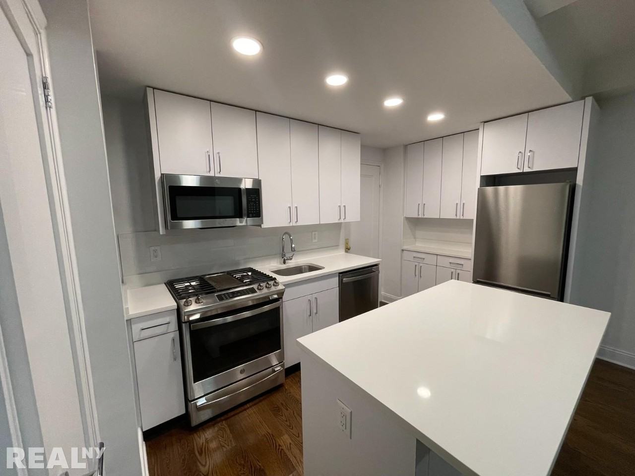 25 W 68th St #1B - Photo 5 of 11