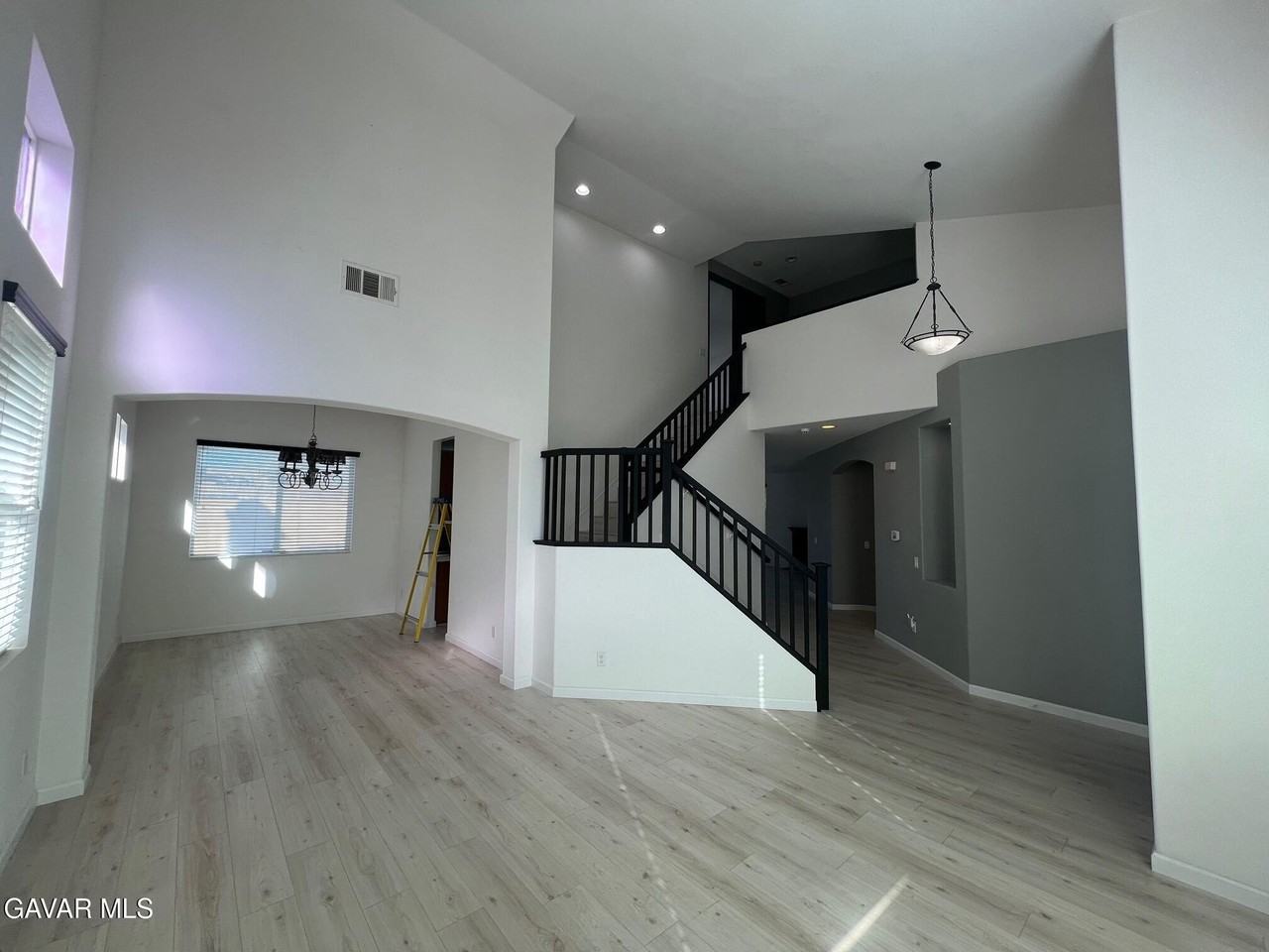 4111 Vahan Ct - Photo 5 of 32