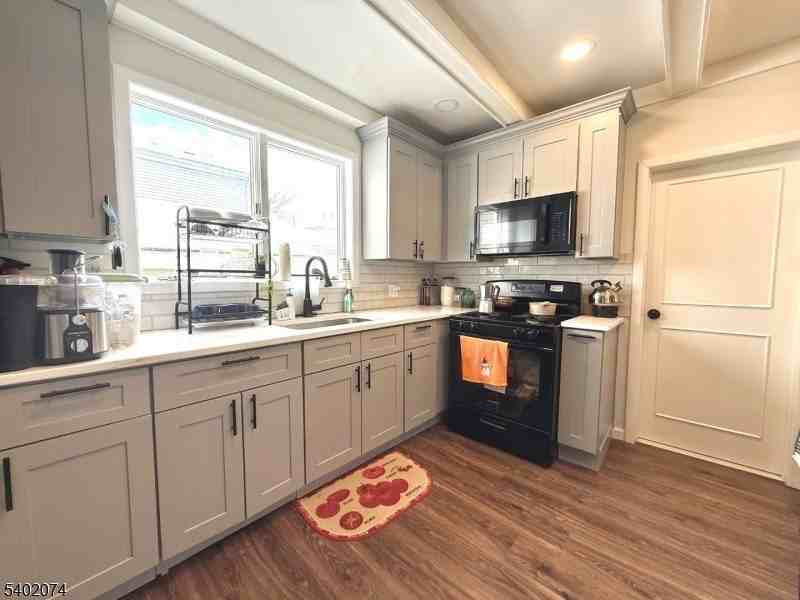 27 Honiss St - Photo 2 of 10