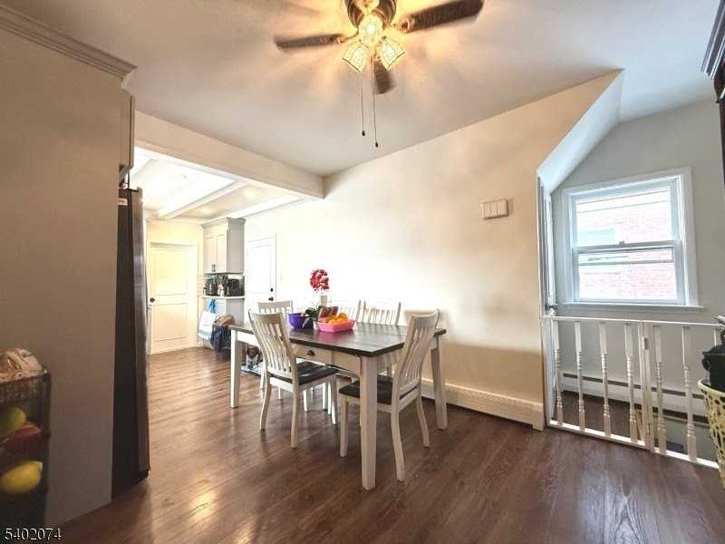 27 Honiss St - Photo 4 of 10