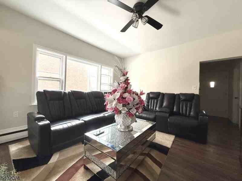 27 Honiss St - Photo 6 of 10