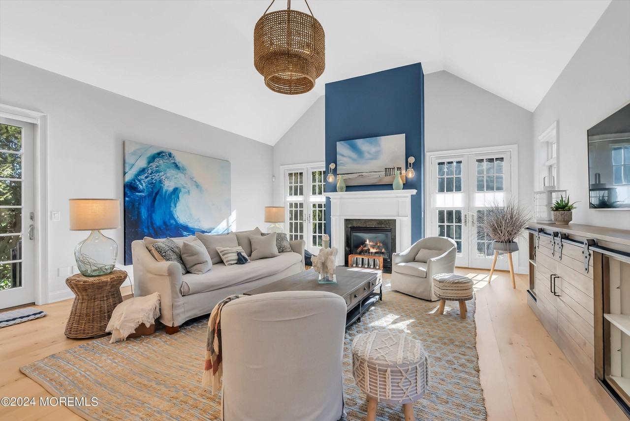 118 Beacon Blvd - Photo 2 of 50