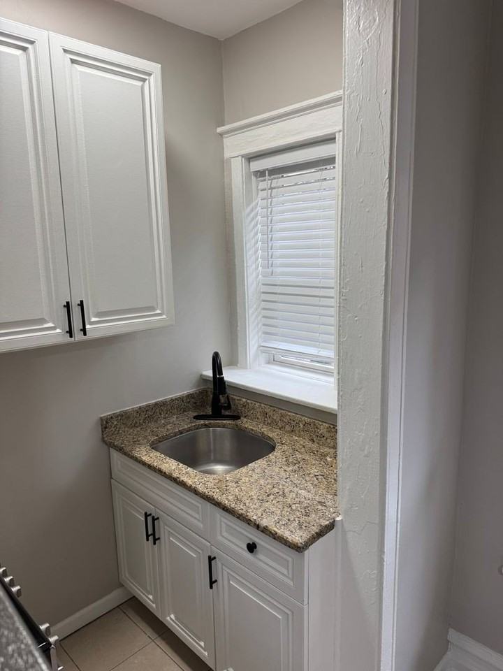 4363 N Kenmore Ave #209 - Photo 7 of 10