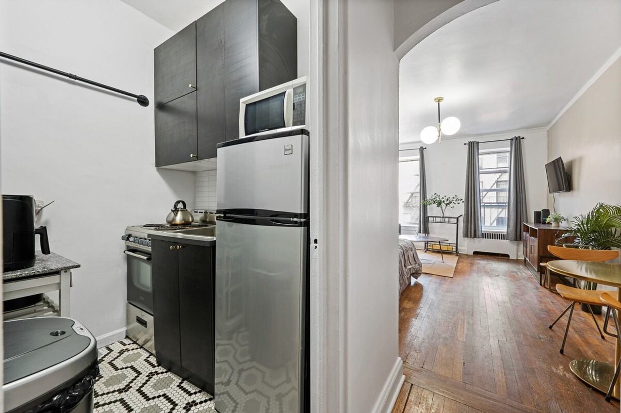 343 E 51st St #1323957P - Photo 4 of 19