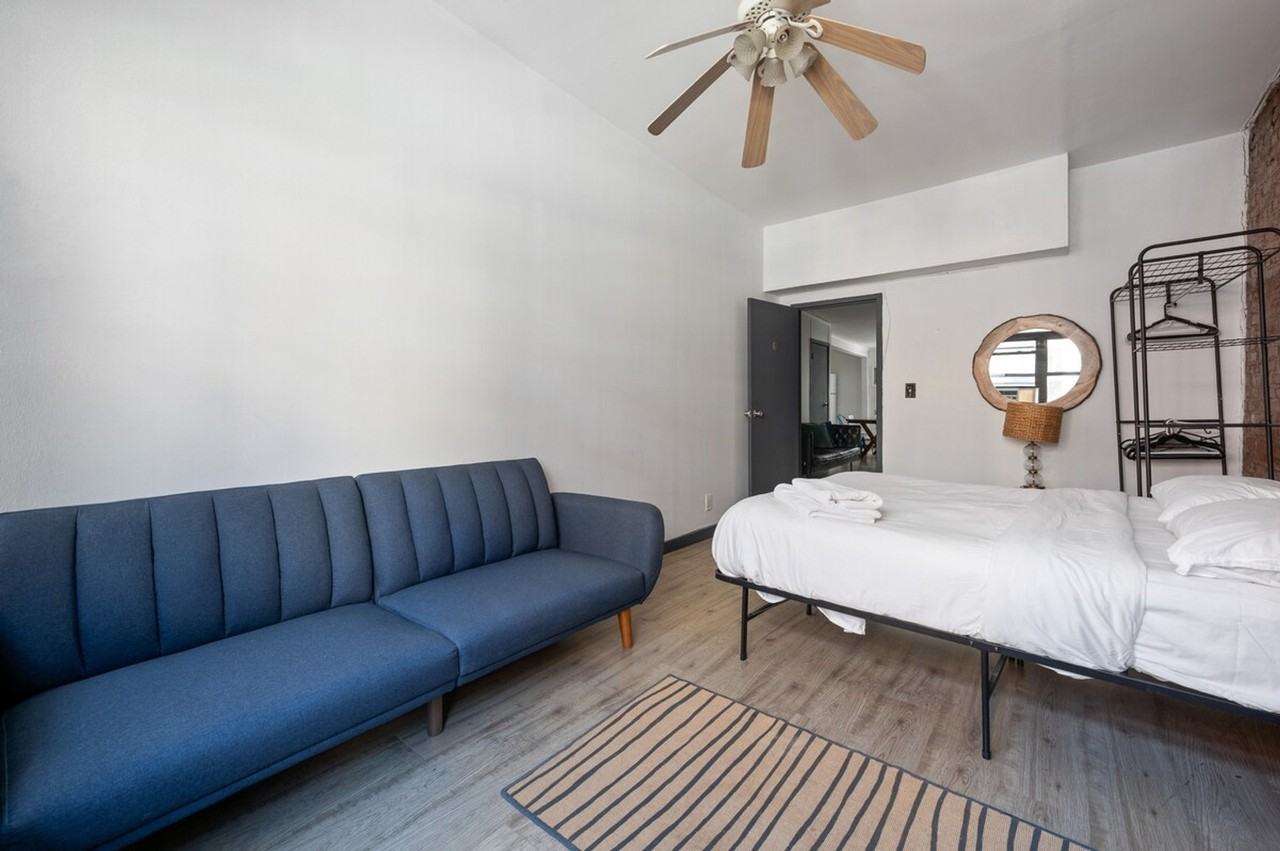 301 W 31st St #1323979P - Photo 3 of 12