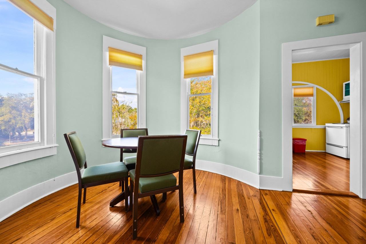 205 Southeast 7th Street - Photo 6 of 24