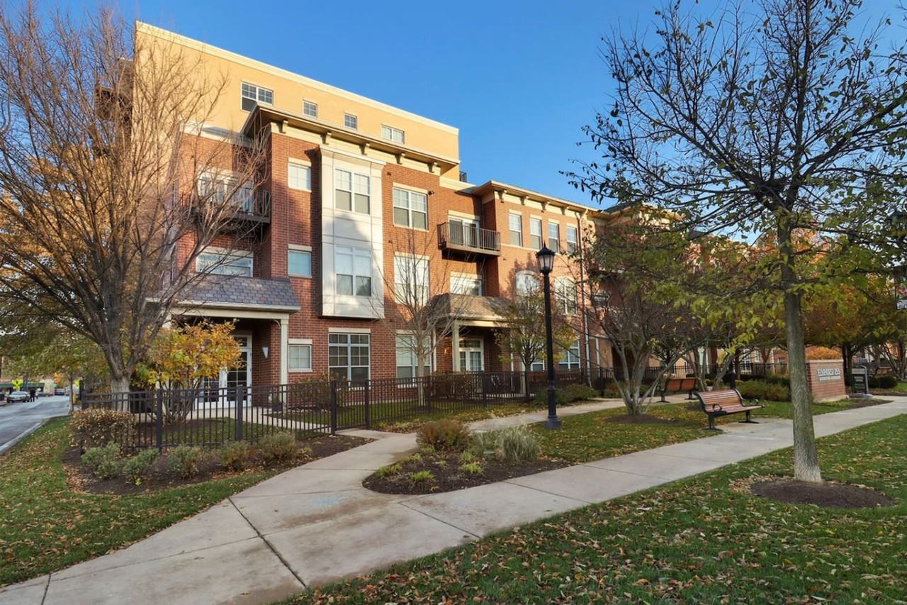 255 N Addison Ave #1366994P - Photo 7 of 49