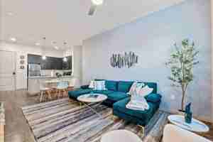 featured image of 500 W Broadway Rd