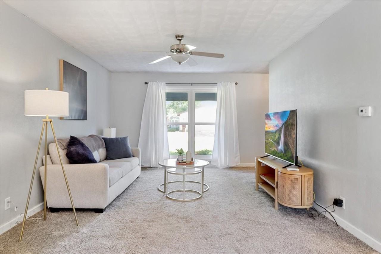 1008 E Barbara Ln #1371902P - Photo 2 of 28