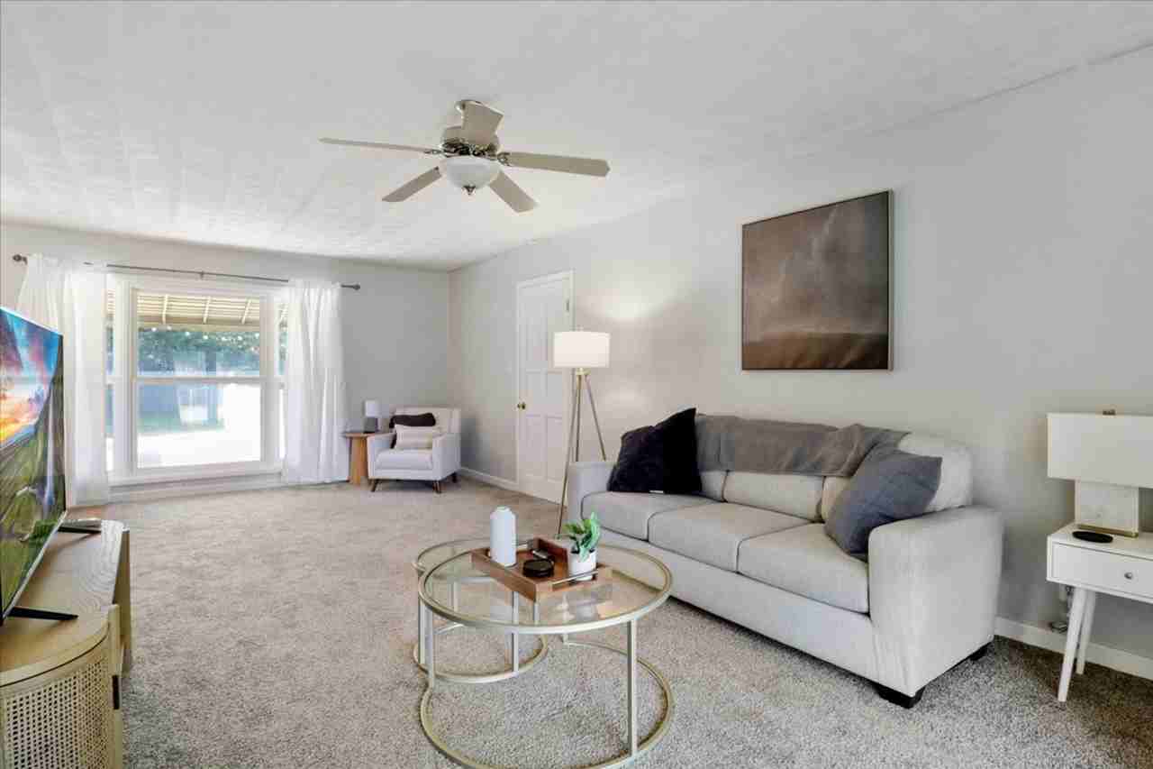 1008 E Barbara Ln #1371902P - Photo 4 of 28