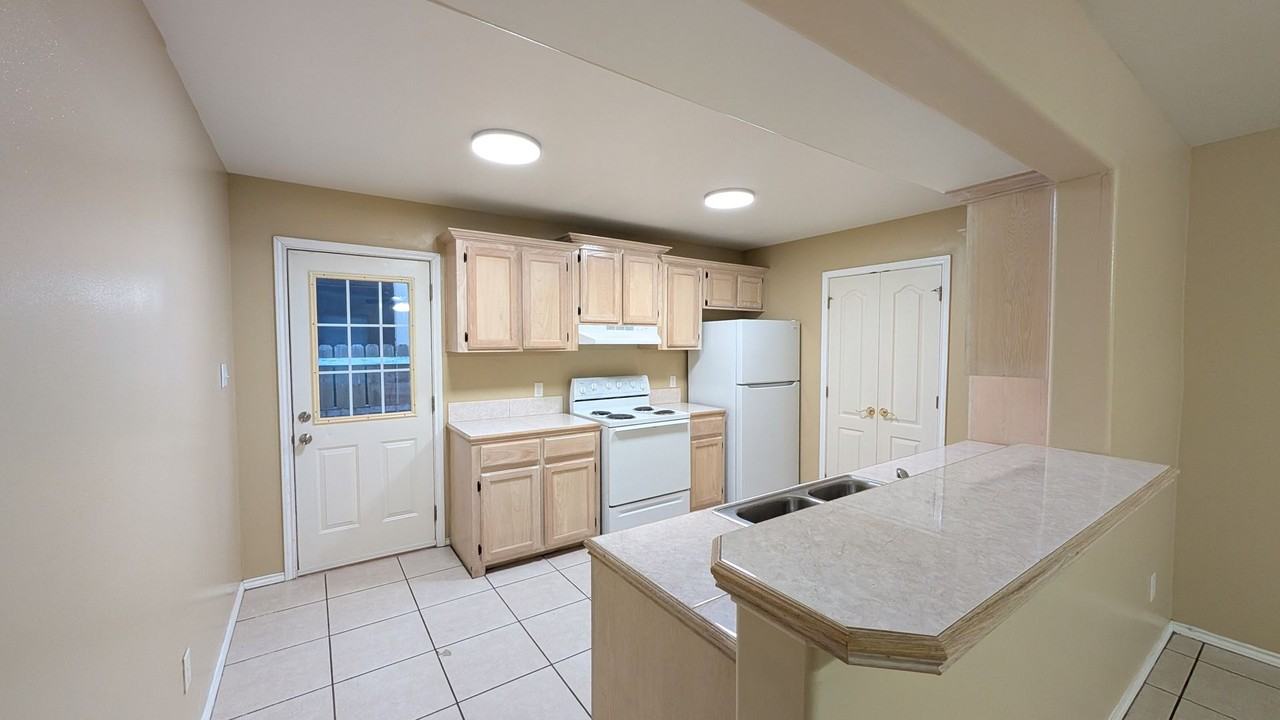 301 E New Hampshire St #2 - Photo 3 of 12