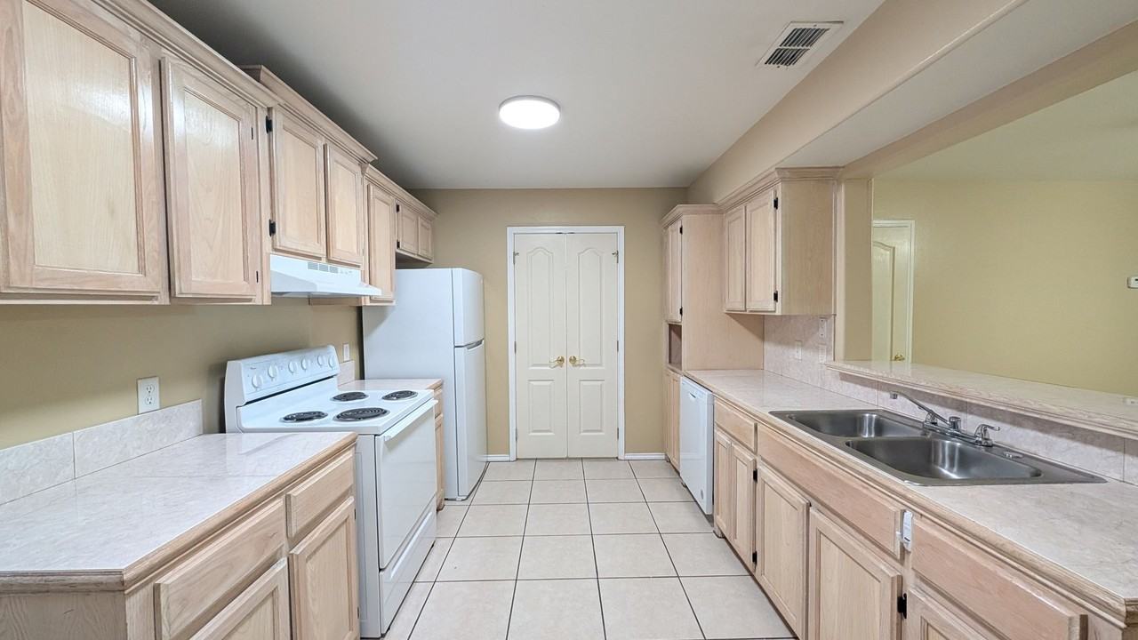 301 E New Hampshire St #2 - Photo 4 of 12