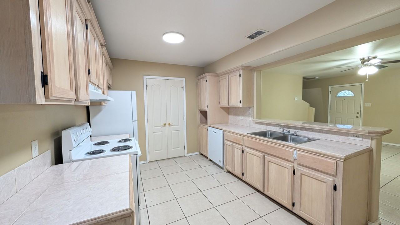 301 E New Hampshire St #2 - Photo 5 of 12