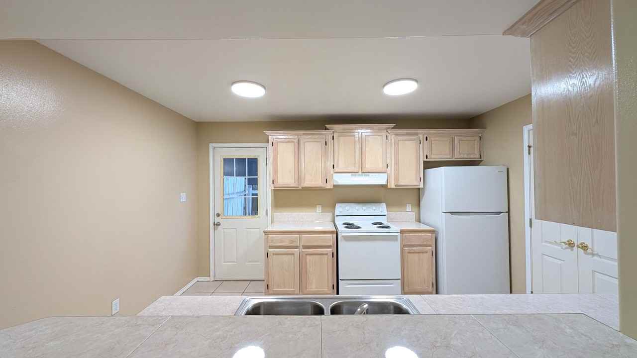 301 E New Hampshire St #2 - Photo 6 of 12