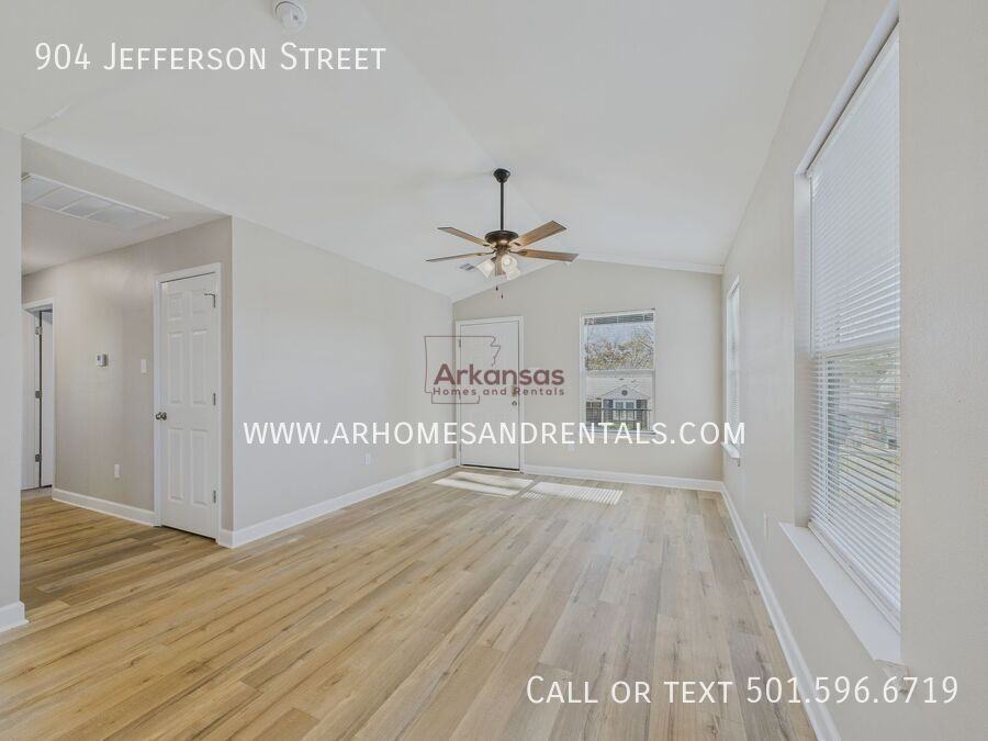 904 Jefferson St - Photo 2 of 12