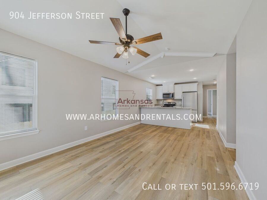 904 Jefferson St - Photo 3 of 12