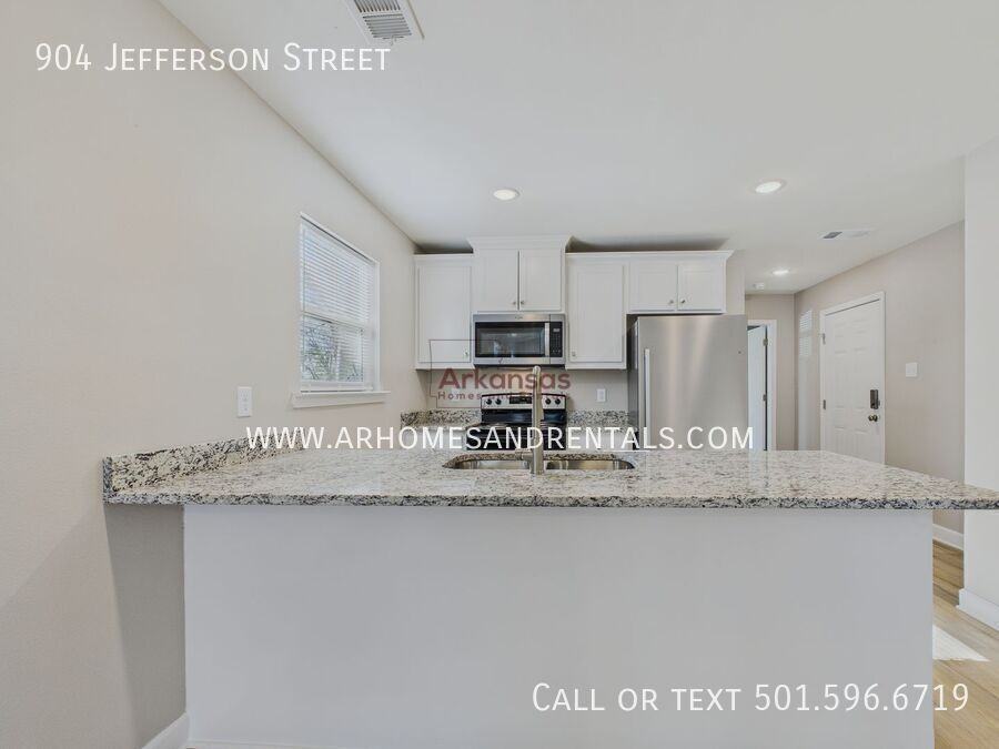 904 Jefferson St - Photo 4 of 12