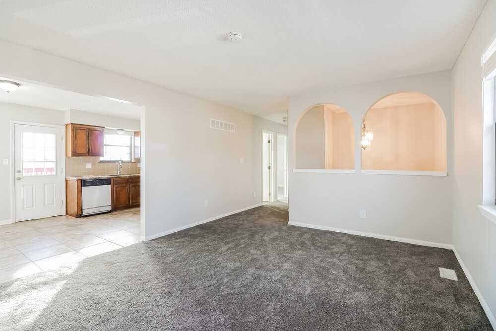 101 E Pacific Dr - Photo 4 of 17