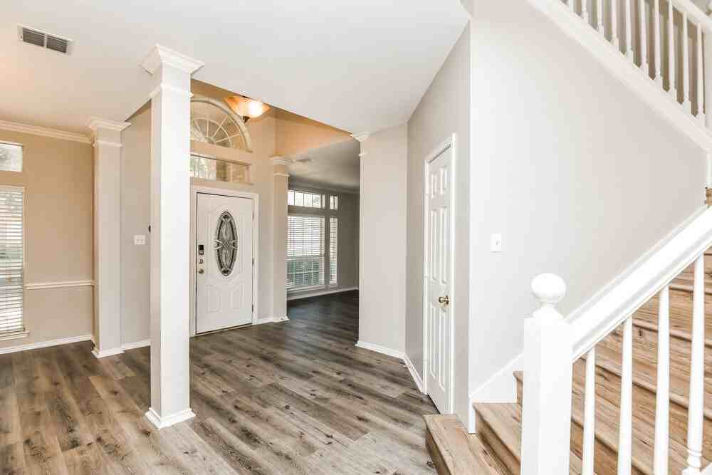 1607 Spring Creek Ct - Photo 4 of 17