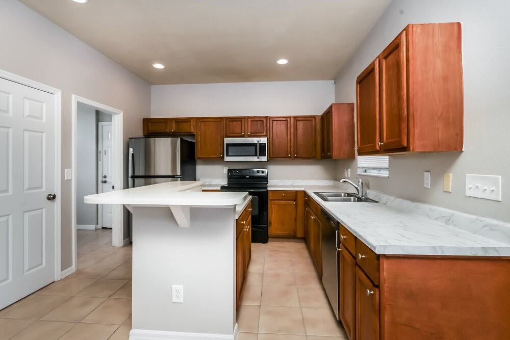 304 Lancelot Ave - Photo 5 of 16