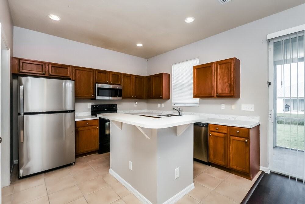 304 Lancelot Ave - Photo 7 of 16