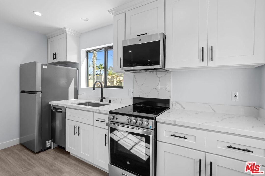 1518 1/2 Stearns Dr #1518 - Photo 2 of 16